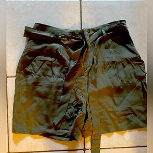 White House Black Market/ Green Womens size 4 shorts. Light weight. Great shape!